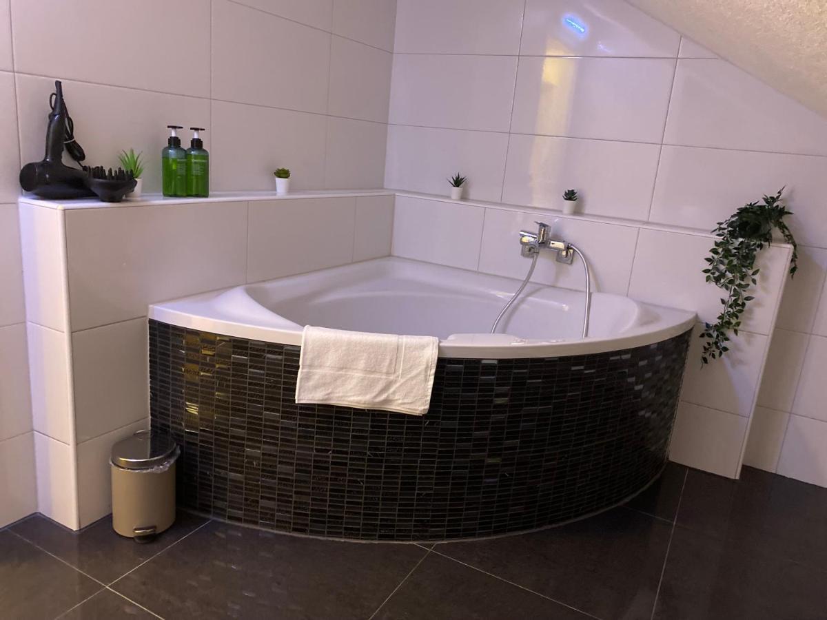 Deluxe Business Suite Mit Netflix Premium & Parkplatz, Zentral Zu Audi & Schwarz Gruppe With 2 Bedrooms Bad Friedrichshall Eksteriør billede