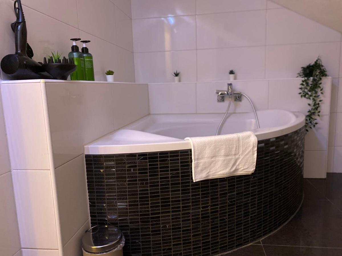 Deluxe Business Suite Mit Netflix Premium & Parkplatz, Zentral Zu Audi & Schwarz Gruppe With 2 Bedrooms Bad Friedrichshall Eksteriør billede